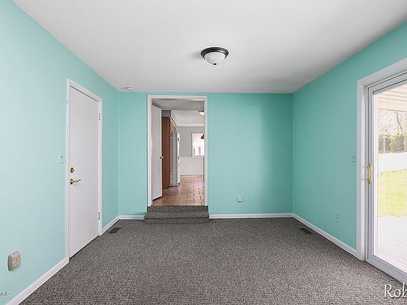5th image of 719 Beaumont Dr NW