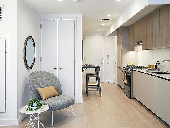 3rd image of 3 Court Sq Penthouse 404