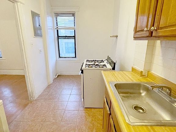 4th image of 30-40 32nd St #3FF