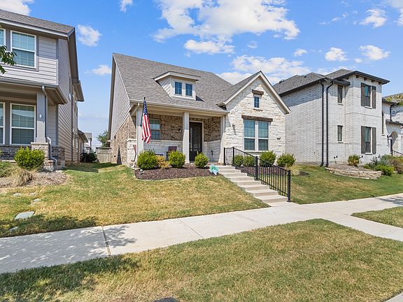 2nd image of 916 Pearl Pl