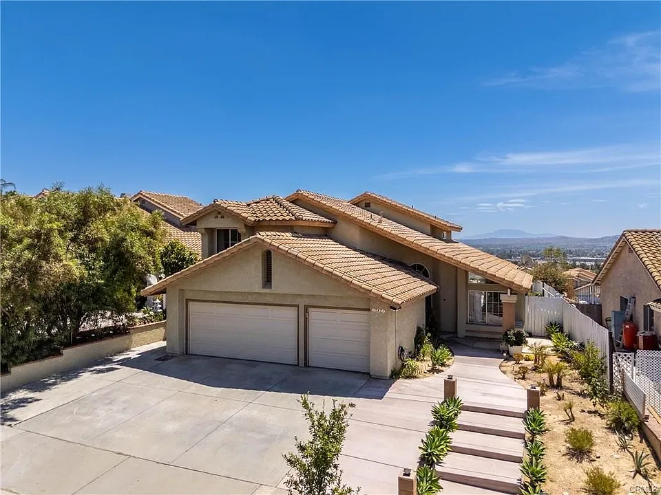 741 La Loma Ln