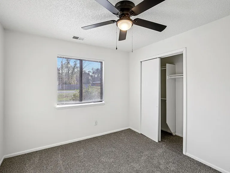 Spring Hill Plaza Apartments — Photo 9
