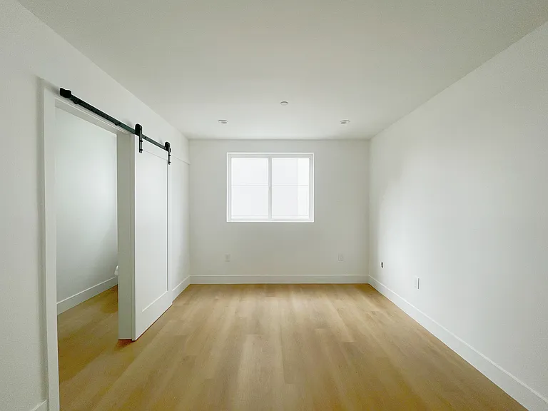 1353 W 37th St #9 — Photo 6