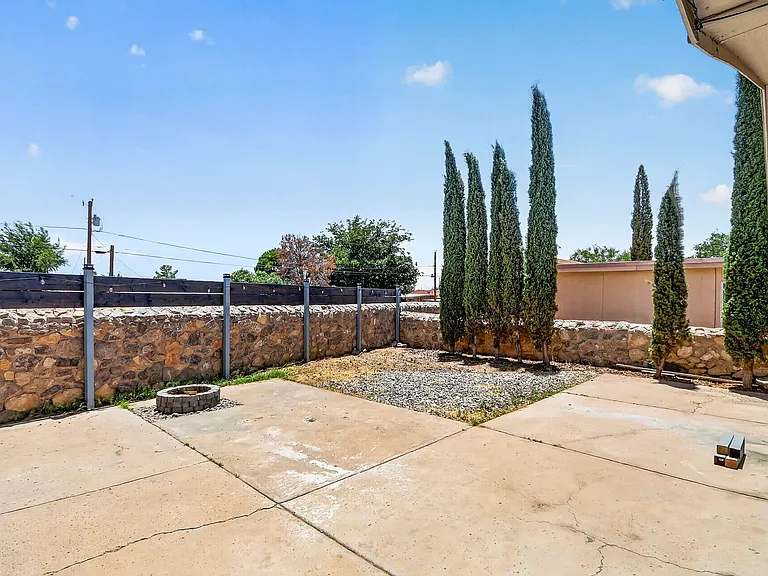 9128 Bur Oak Cir — Photo 26