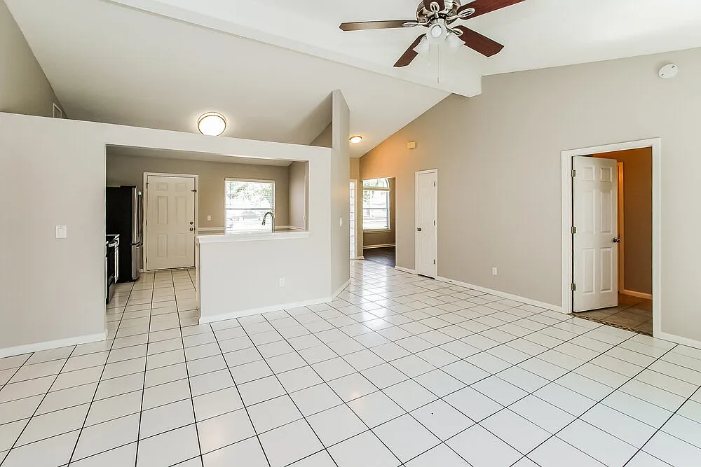 3 bed, 2.0 bath, 1425 sqft, $2,130 — Photo 4