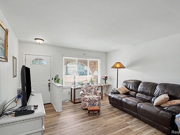 4th image of 15299 Brandy Ln