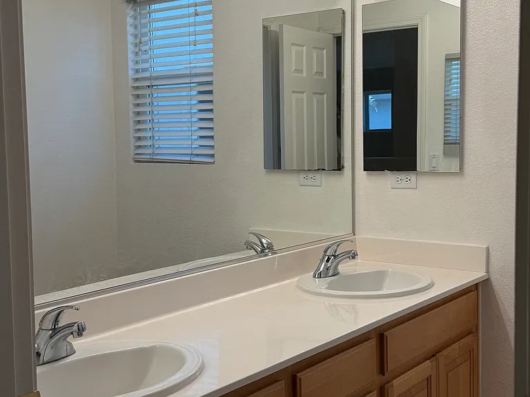 533 Stirling Ct — Photo 9