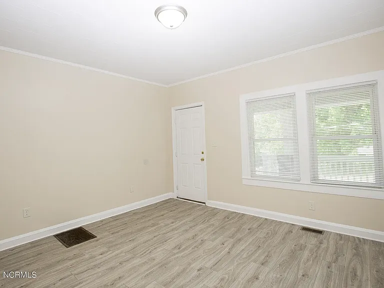 208 Robinson St — Photo 7