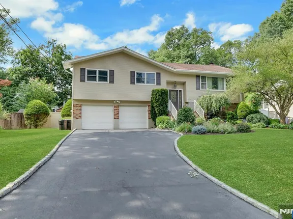 33 Hurlbut St, Westwood, NJ 07675