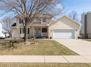 305 N 18th Ave, Hiawatha, IA 52233