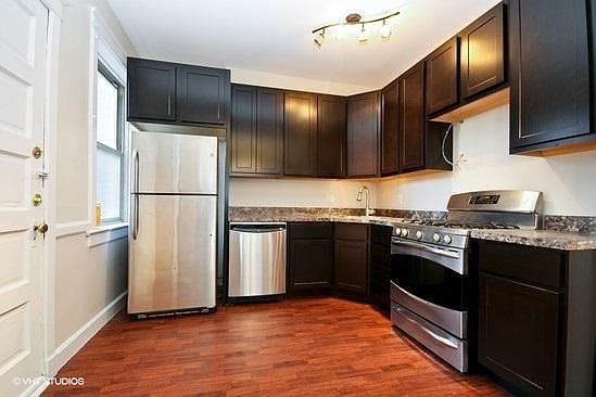 3rd image of 730 W Oakdale Ave #3