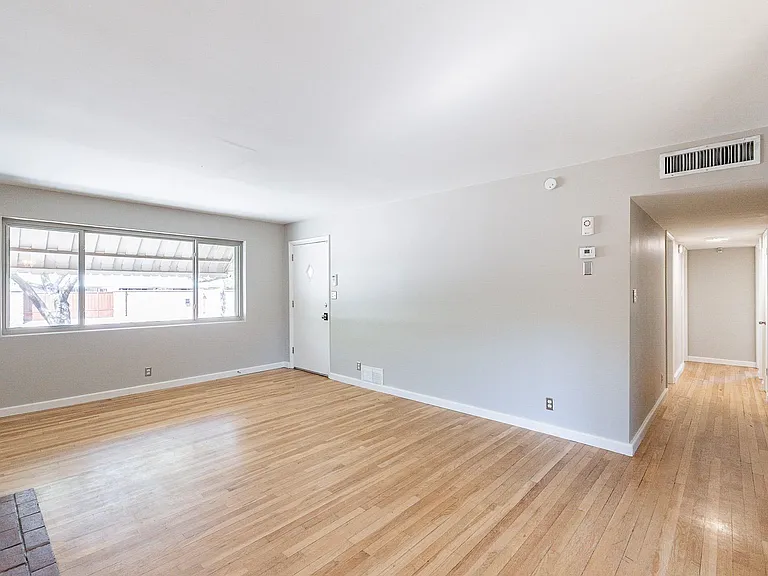 102 N Avenida Carolina — Photo 5
