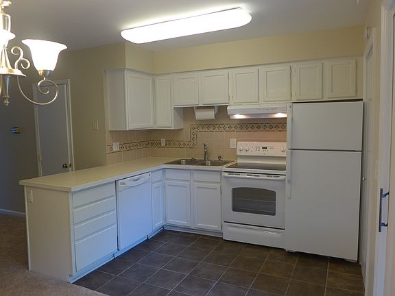 Bright kitchen, w/appliances
