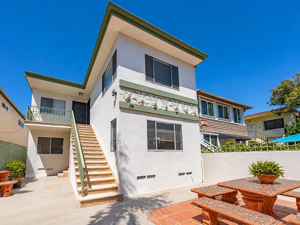 19 19th Ave
