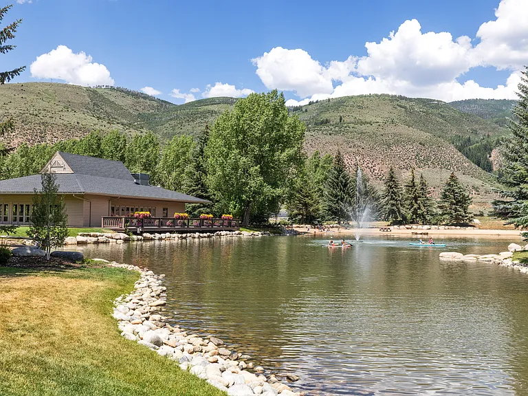 Lake with beach within 5 minute walk