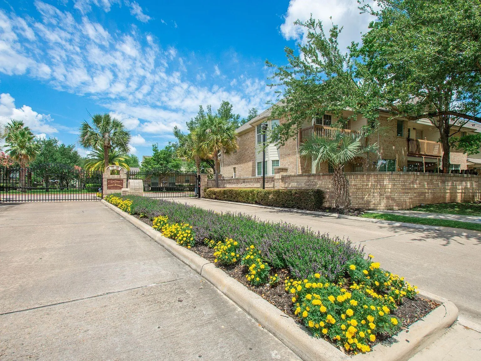 3 bed, 2.5 bath, 2132 sqft, $2,400 — Photo 2