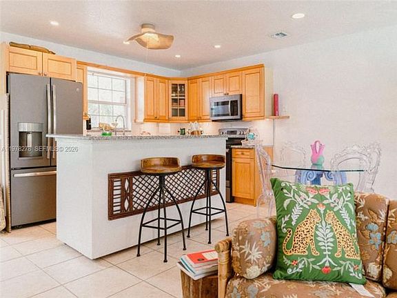 3rd image of 809 SE 14th St