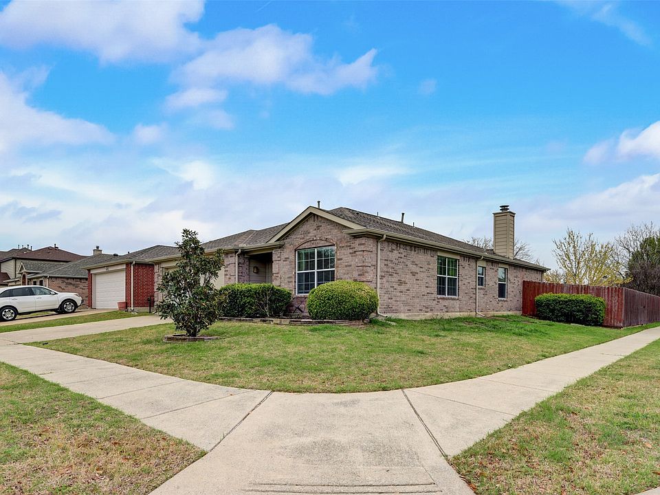 1st image of 2215 Huntington Dr