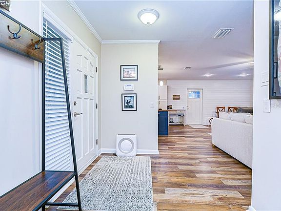 2nd image of 920 W Cimmeron Dr