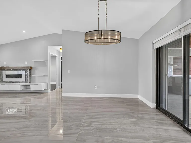 825 SE Starflower Ave — Photo 9