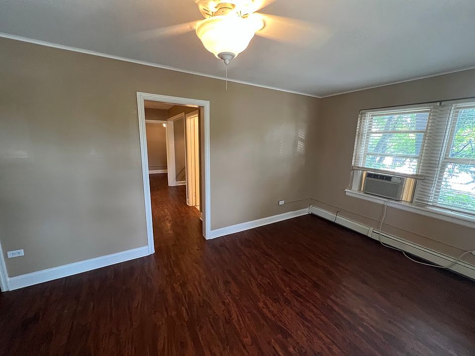 Livingroom entry to kitchen, dining area and bedroom