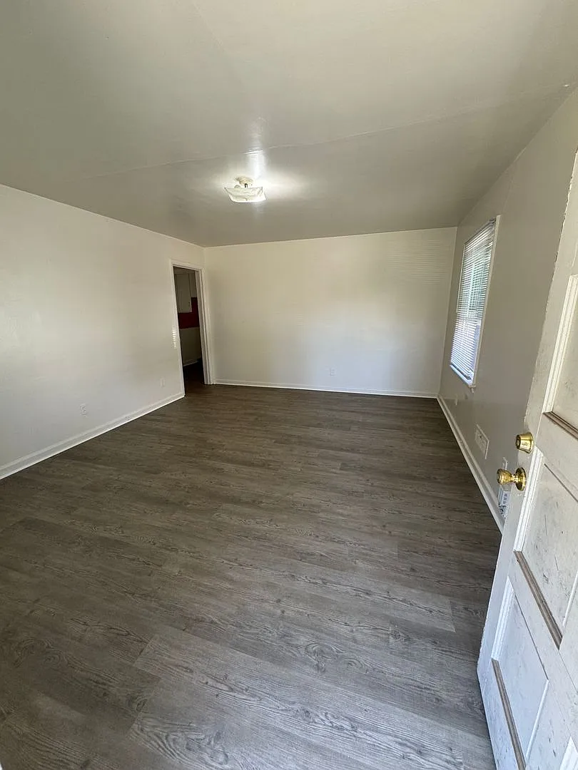 3 Bedroom House with 1 Bath — Photo 3