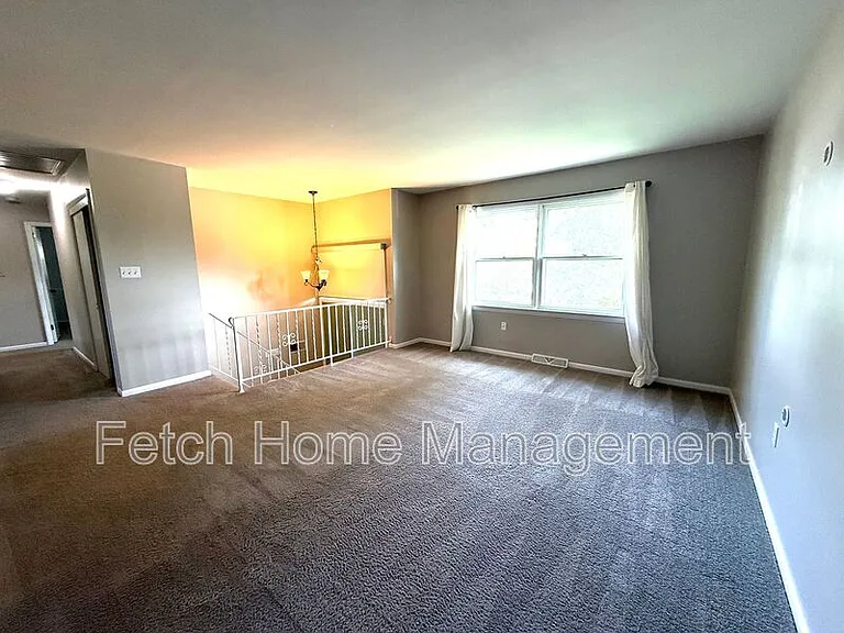 417 Surrey Dr — Photo 3