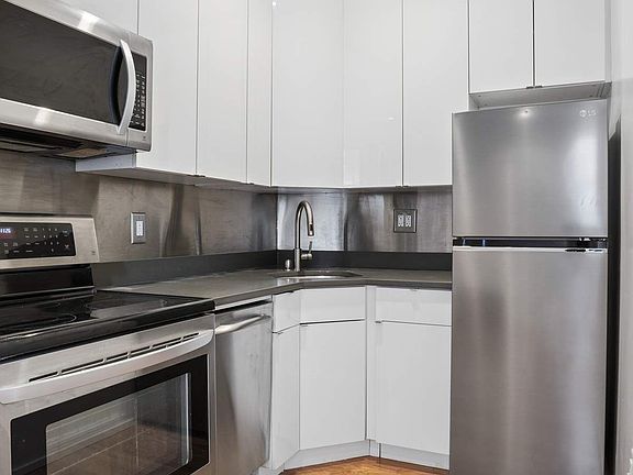 2nd image of 826 10th Ave APT 2