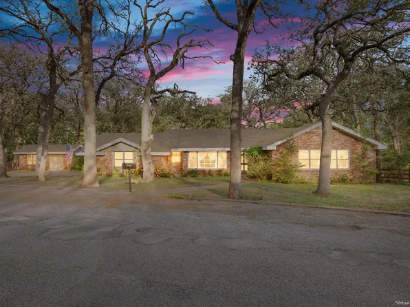 303 Navajo Trl, Hamilton, TX 76531