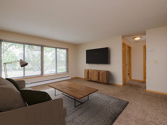 Fargo, ND Birchwood 2 Apartments | Living