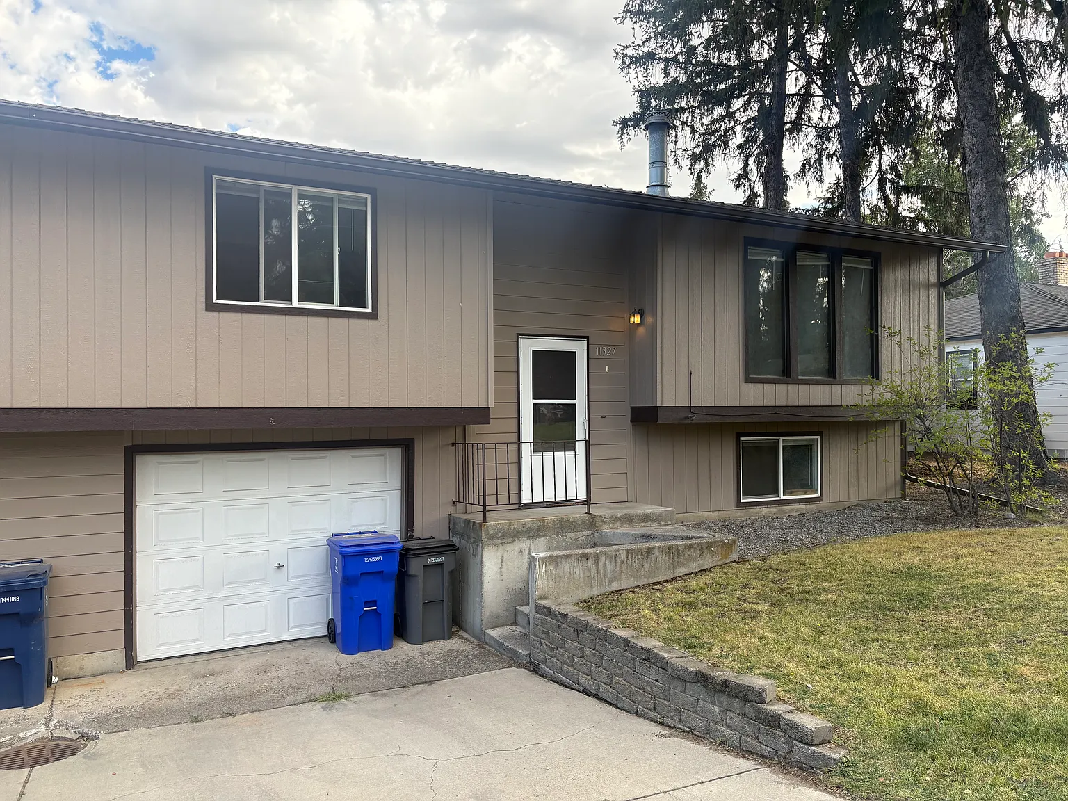 3 bed, 1.5 bath, 1948 sqft, $2,050 — Photo 2
