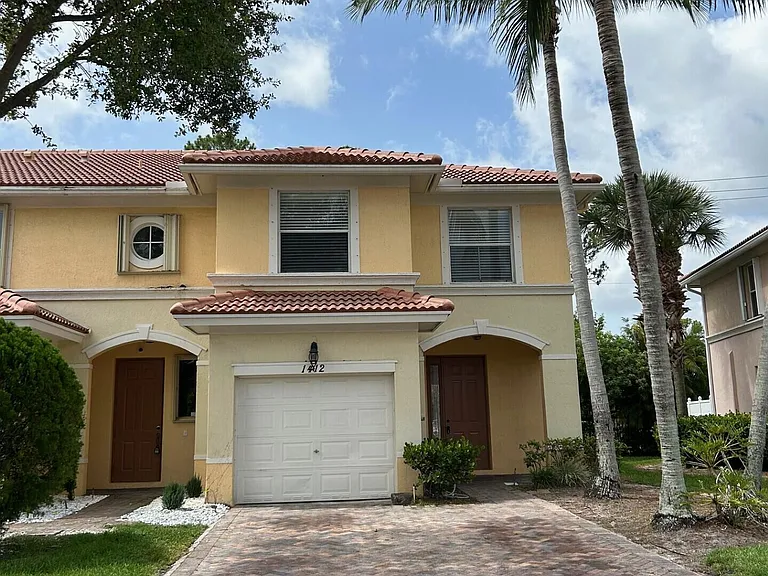 1412 Seminole Palms Dr — Photo 2