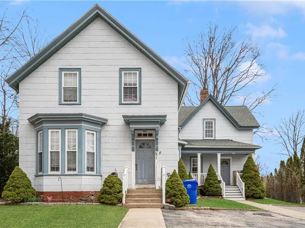 21 Woodside Ave, West Warwick, RI 02893