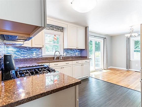 5th image of 120 Queen Mary Ct