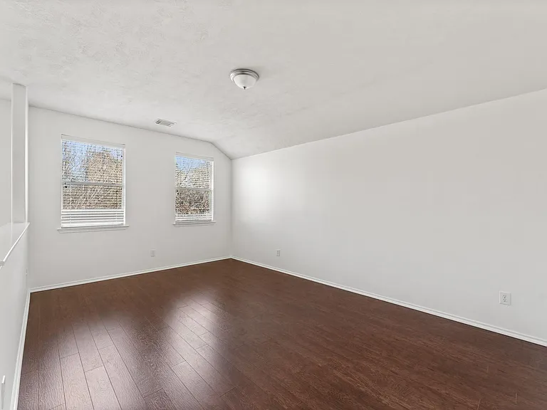 6 Druids Glen Pl — Photo 22