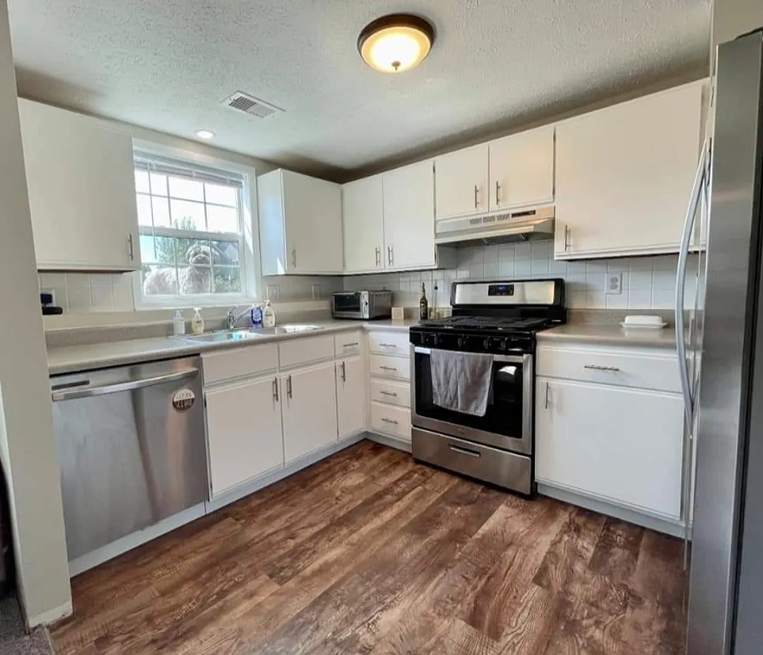 601 W Oak St — Photo 3