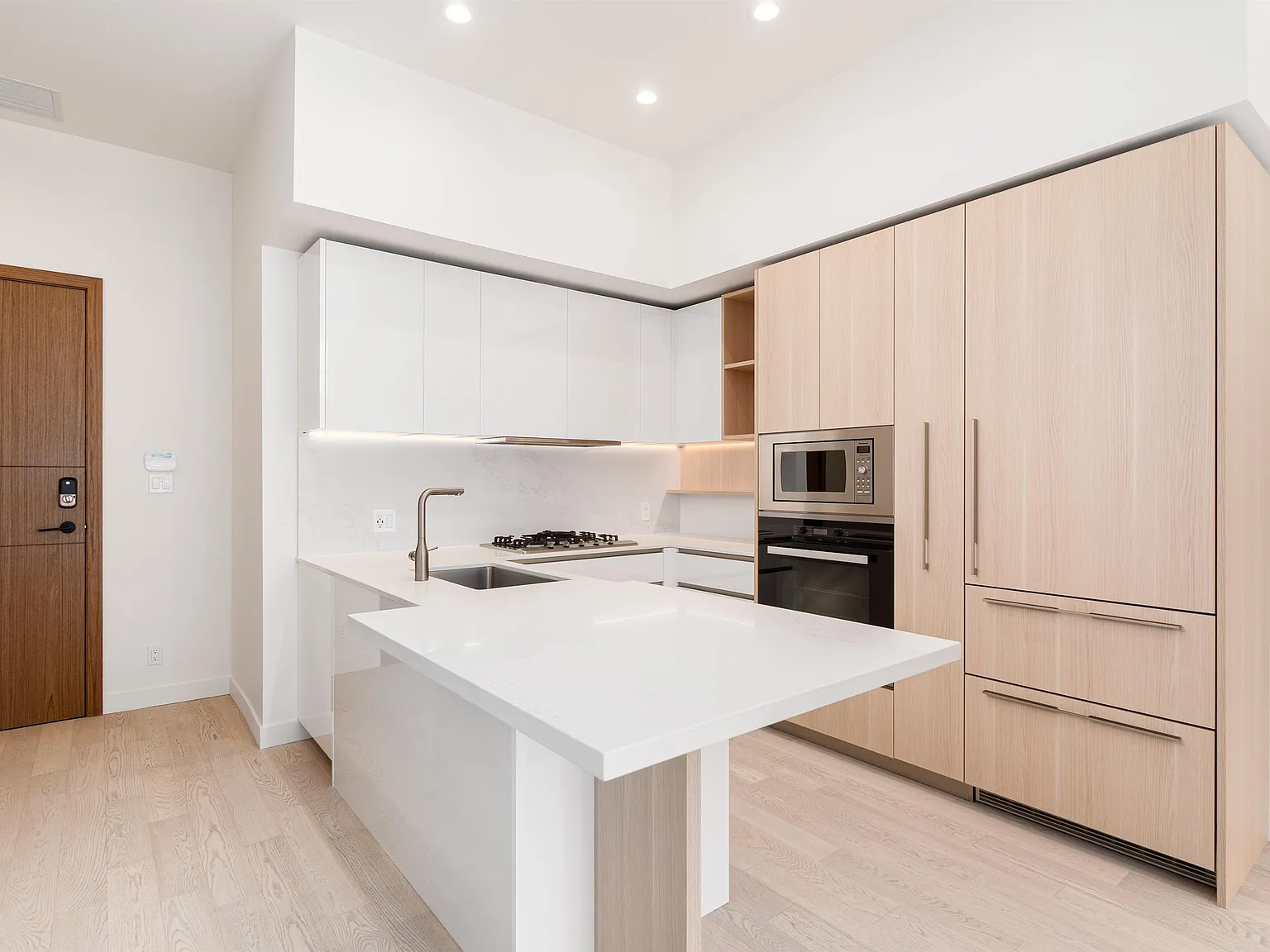 2 bed, 842 sqft, $3,600 — Photo 2