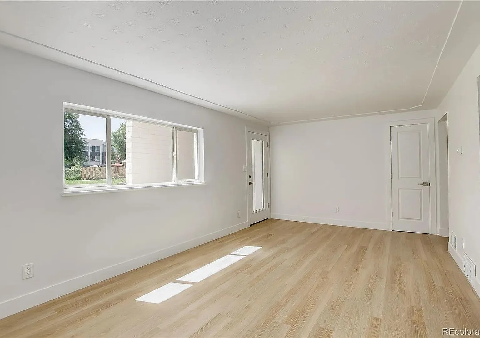 Updated 2BD, 1BA Half-Duplex in Englewood — Photo 2