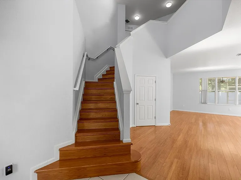 5073 SW 40th Pl — Photo 2