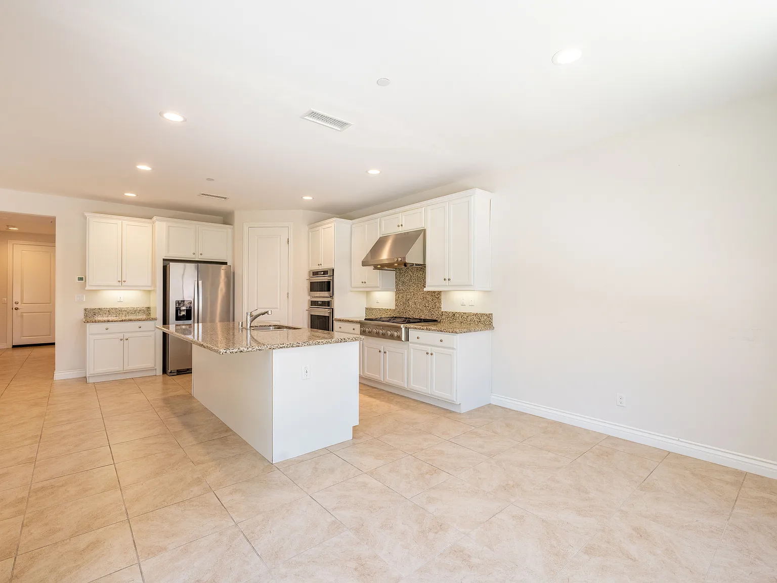 4 bed, 2374 sqft, $5,400 — Photo 4