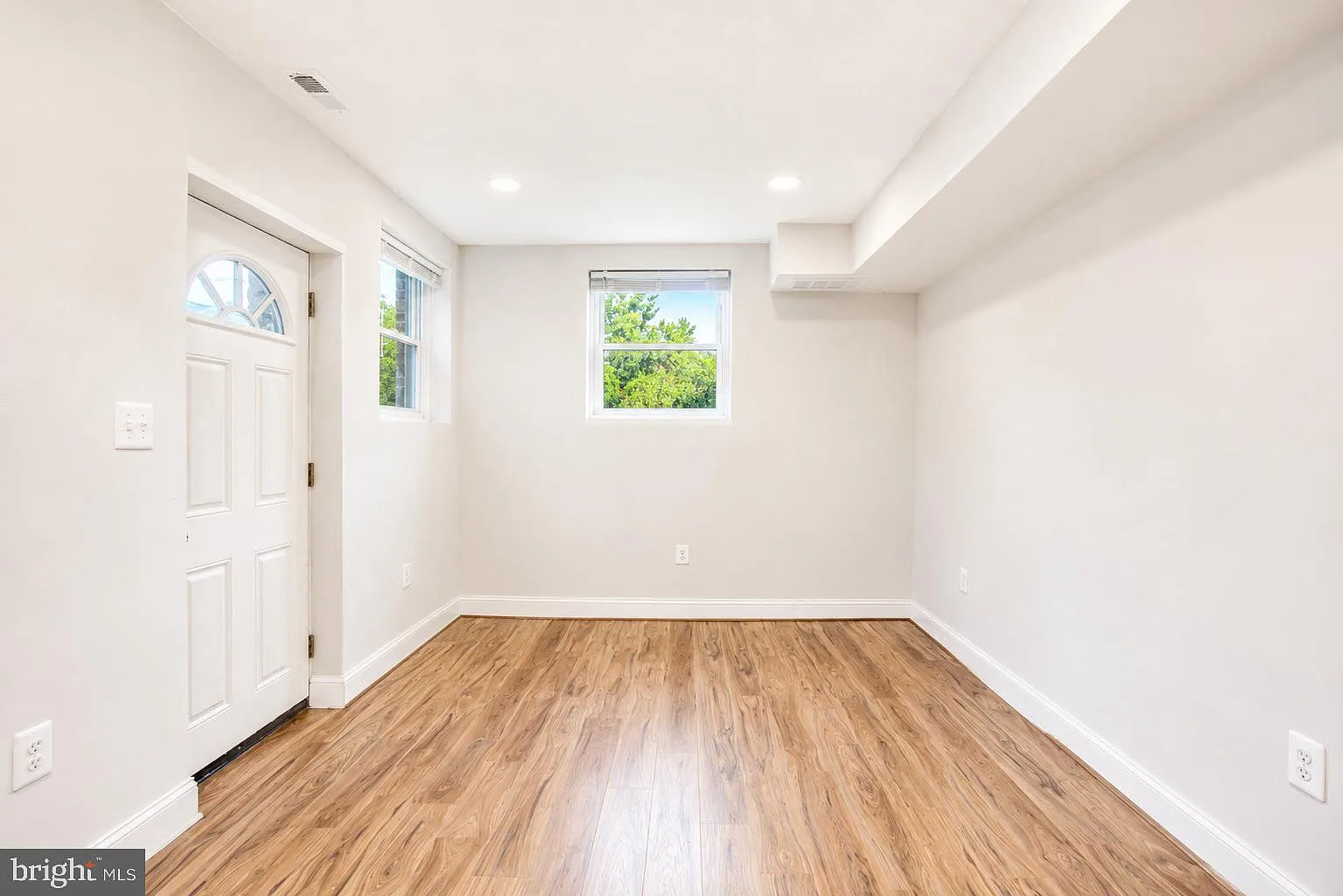 7 bed, 2.5 bath, 1804 sqft, $6,900 — Photo 3