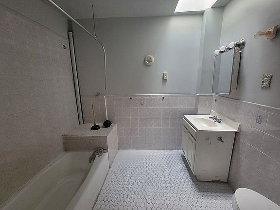 5th image of 211 Van Buren St