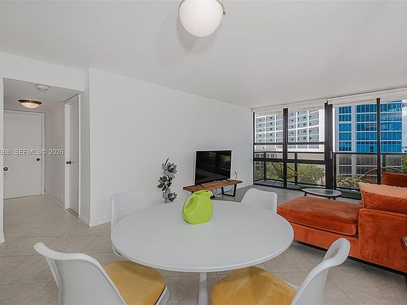 4th image of 600 NE 36th St APT 706