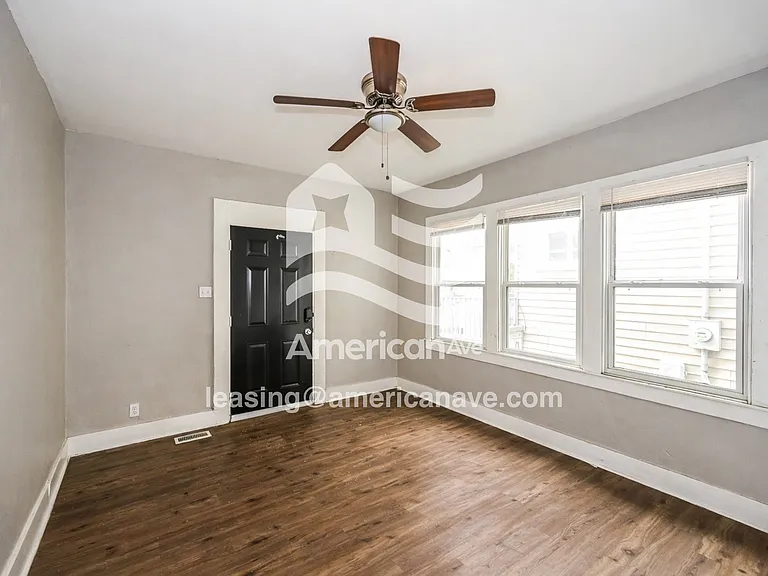 675755_003_living_room_3.jpg