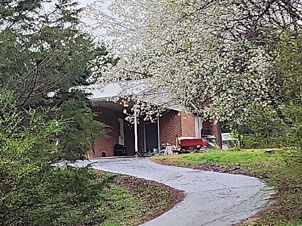 2nd image of 1180 Andrews Ln