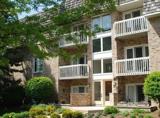 930 Rogers St APT 201, Downers Grove, IL 60515