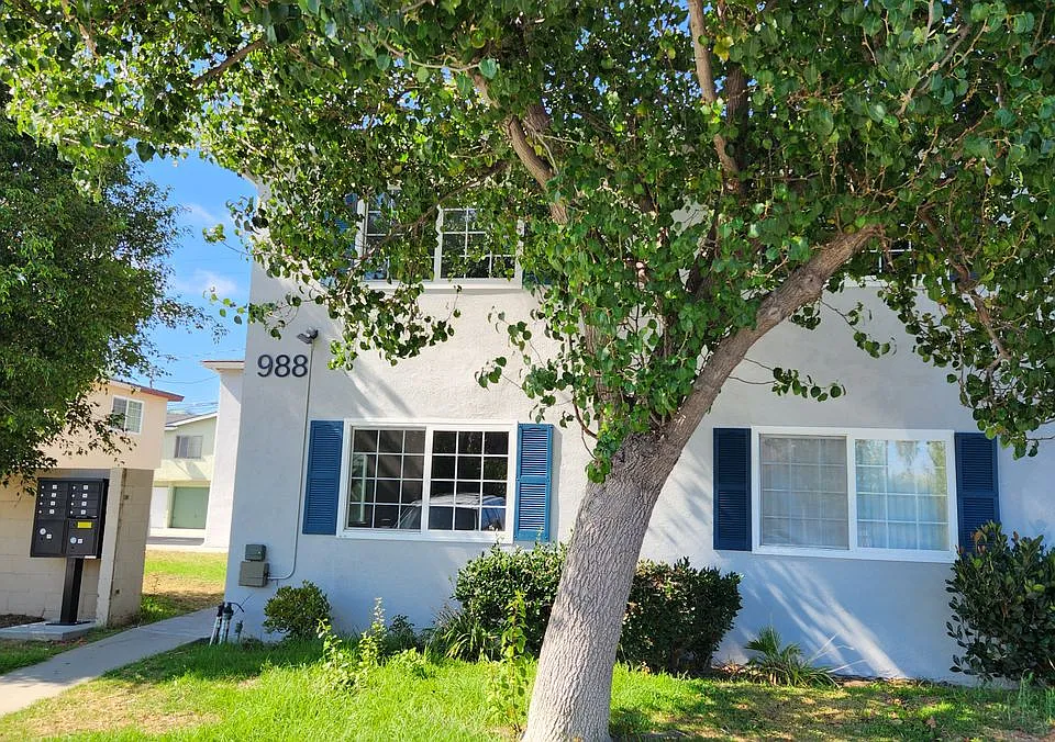 988 El Camino Dr #203