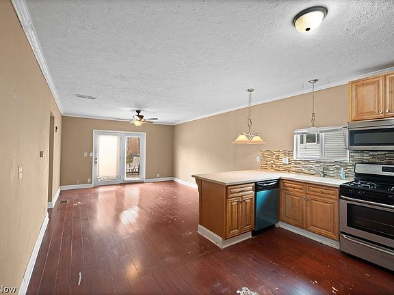 4th image of 909 Camden Ave