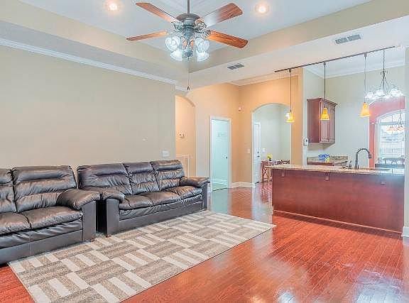 4th image of 417 Suzanne Ave