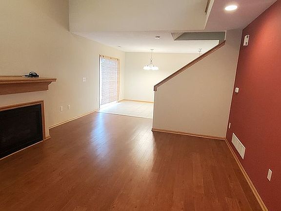 LR w/gas fp & laminate floor